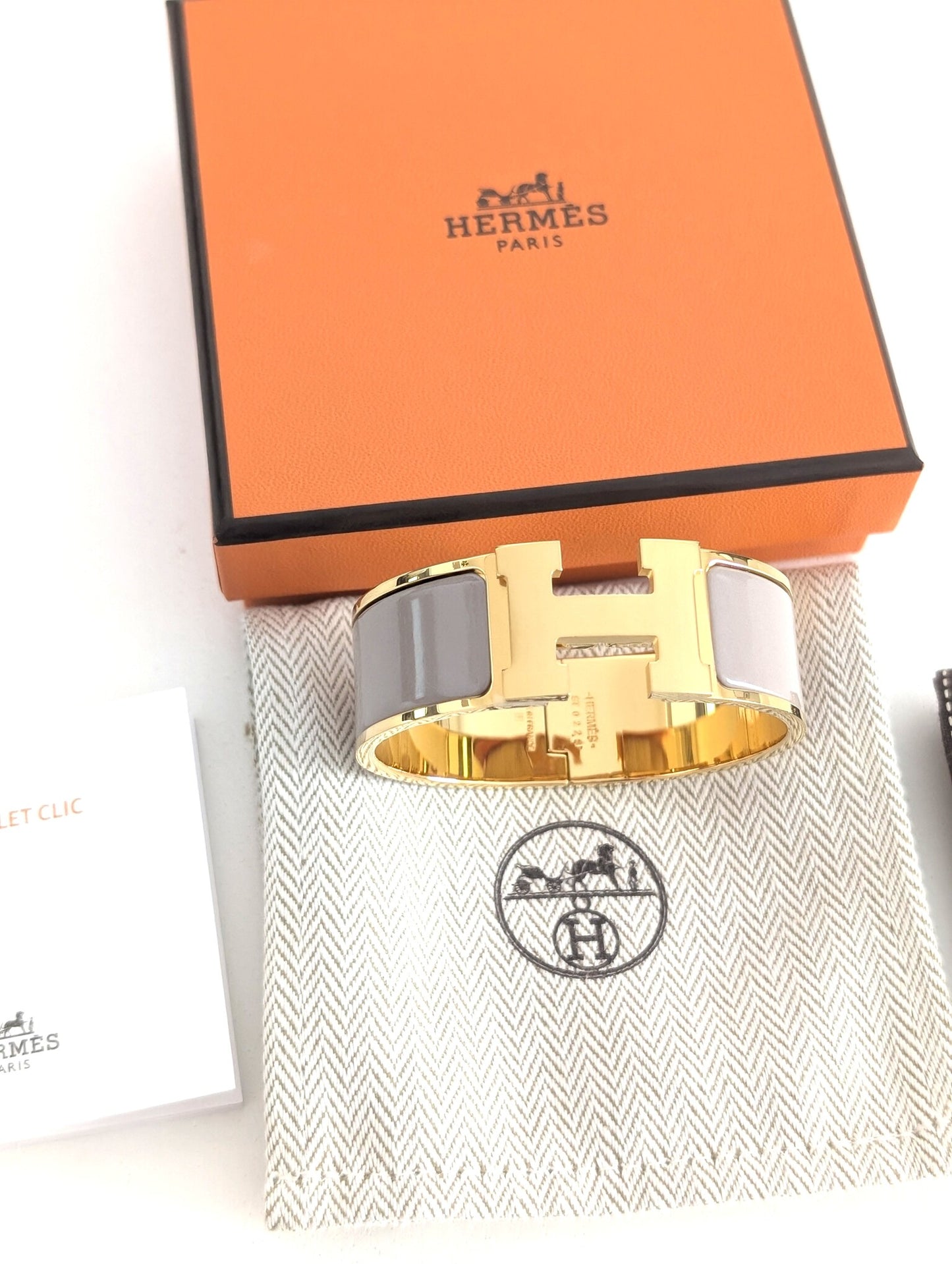 Hermes Clic Clac H bracelet in glacé brown/yellow gold