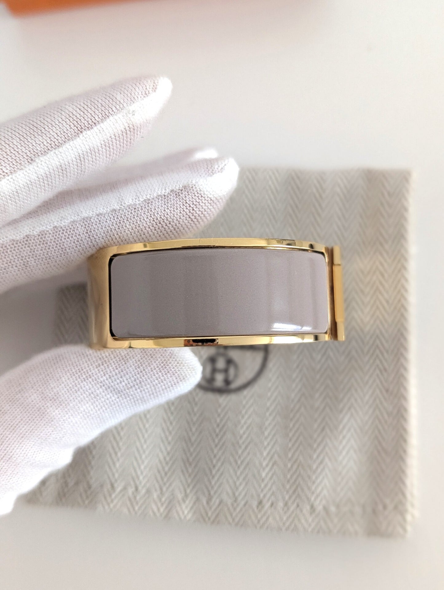 Hermes Clic Clac H bracelet in glacé brown/yellow gold
