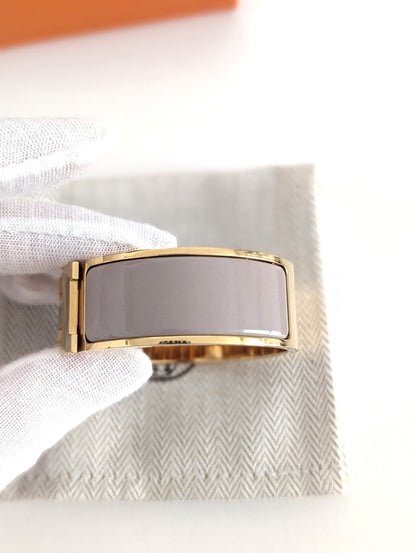 Hermes Clic Clac H bracelet in glacé brown/yellow gold