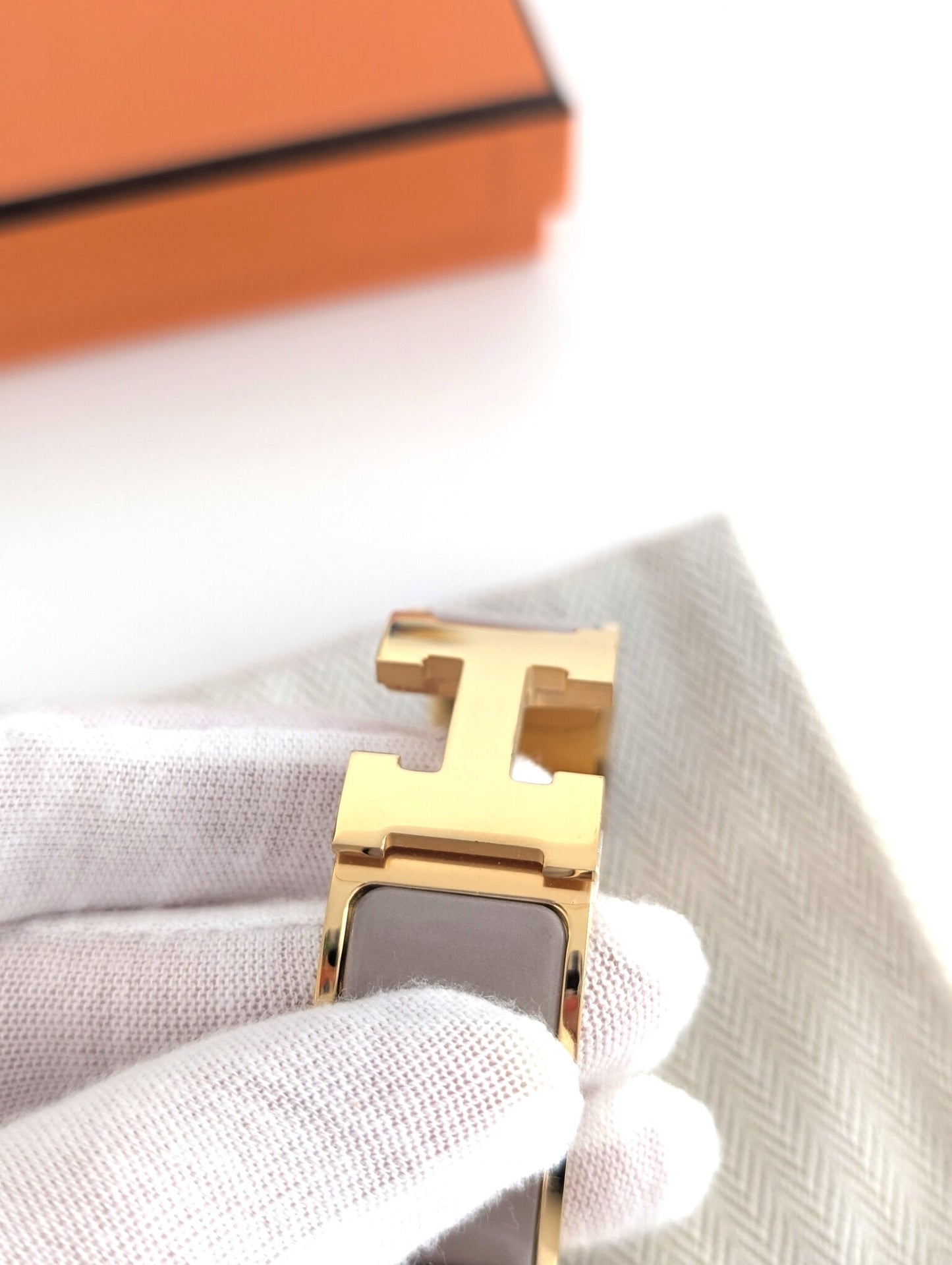 Hermes Clic Clac H bracelet in glacé brown/yellow gold