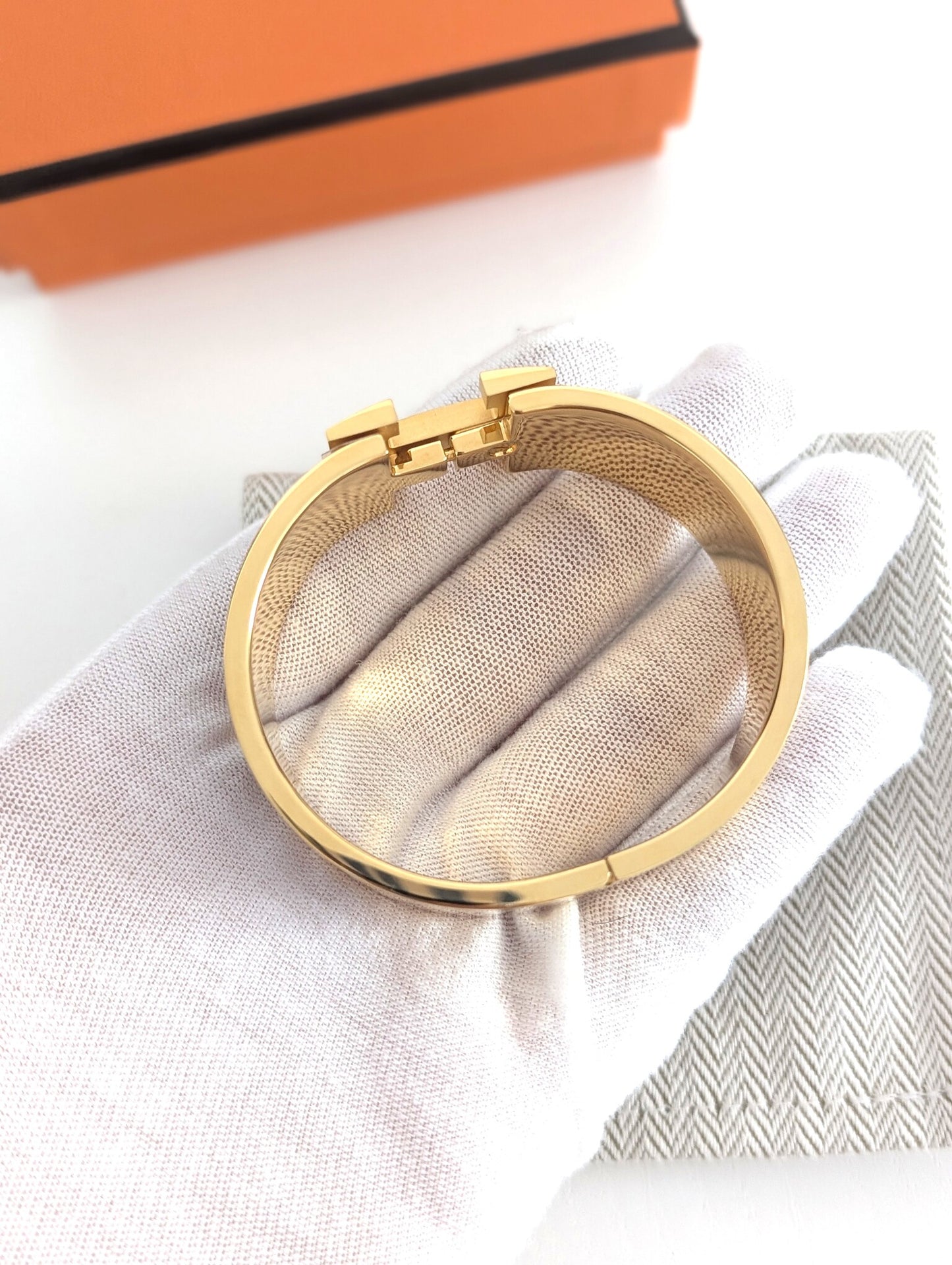 Hermes Clic Clac H bracelet in glacé brown/yellow gold
