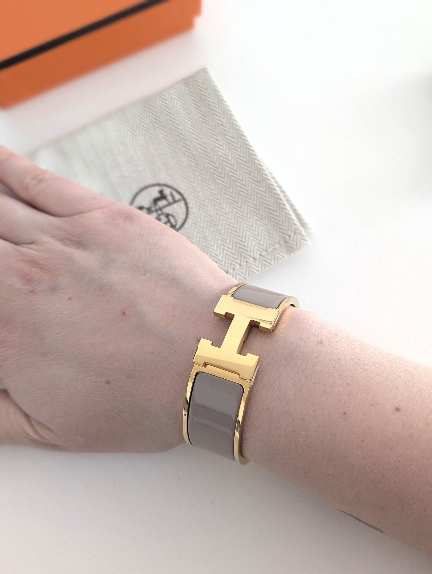 Hermes Clic Clac H bracelet in glacé brown/yellow gold