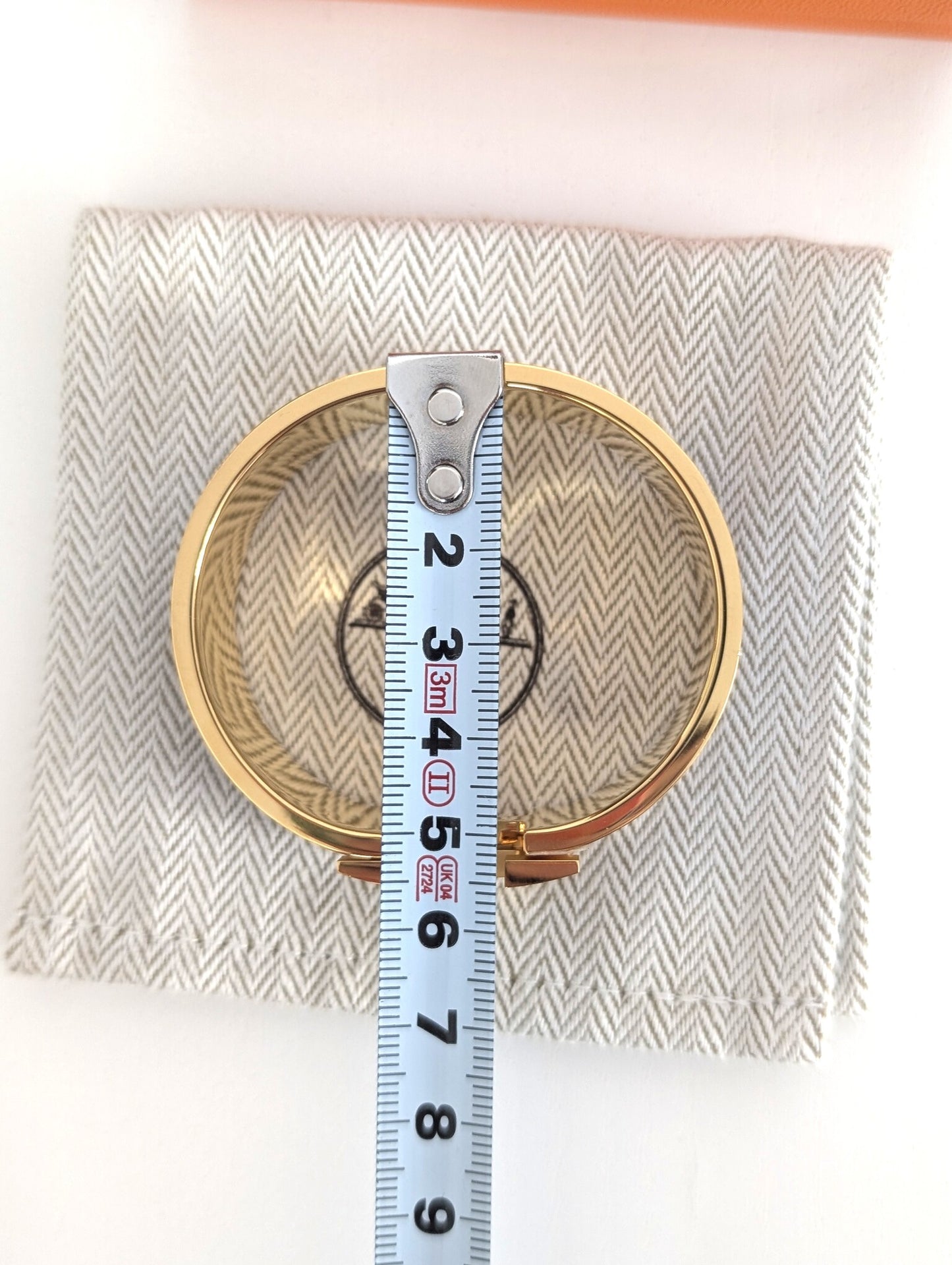 Hermes Clic Clac H bracelet in glacé brown/yellow gold