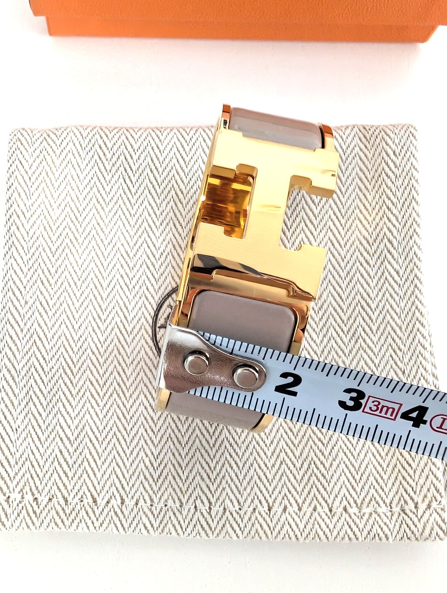 Hermes Clic Clac H bracelet in glacé brown/yellow gold