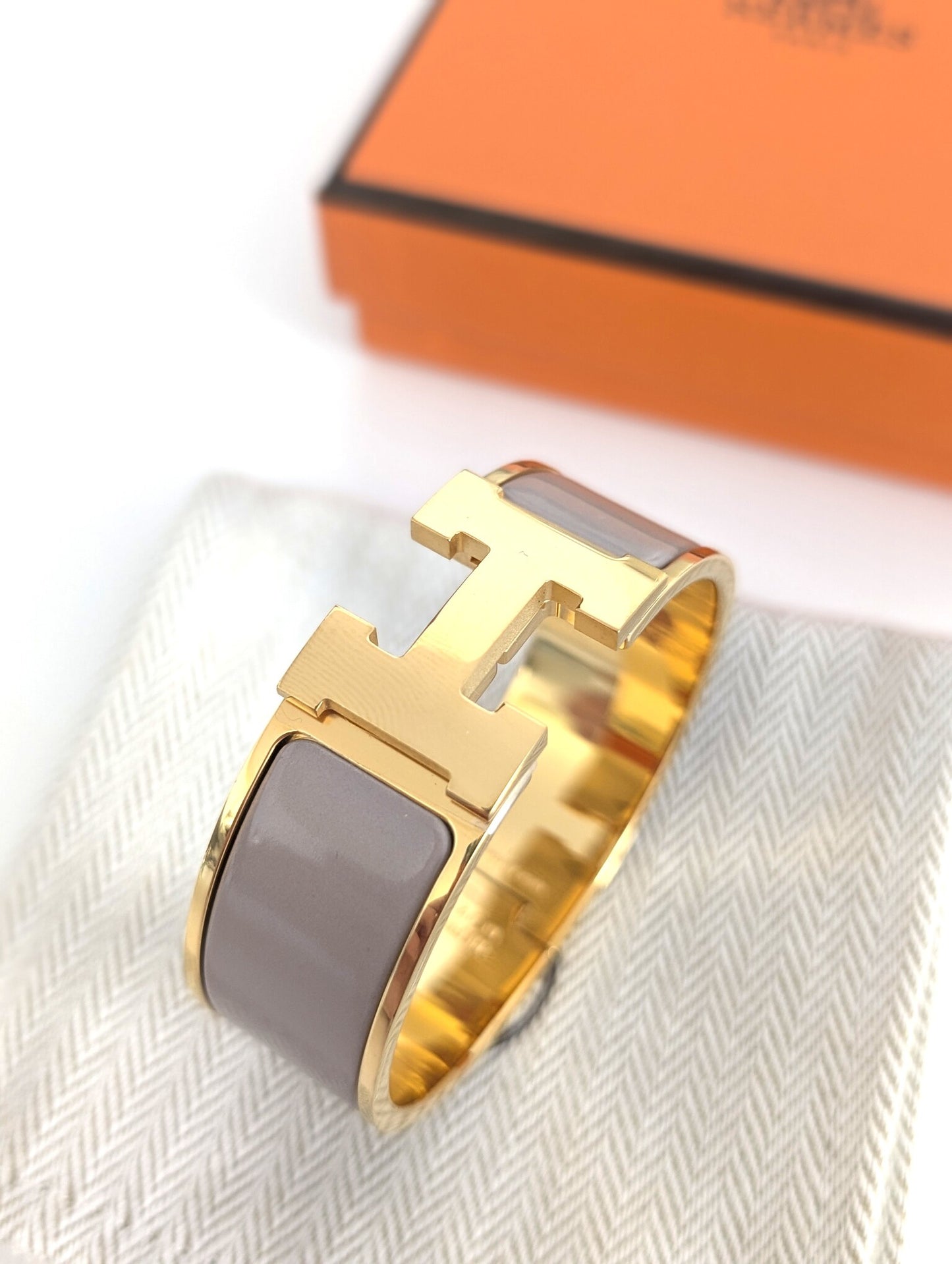 Hermes Clic Clac H bracelet in glacé brown/yellow gold