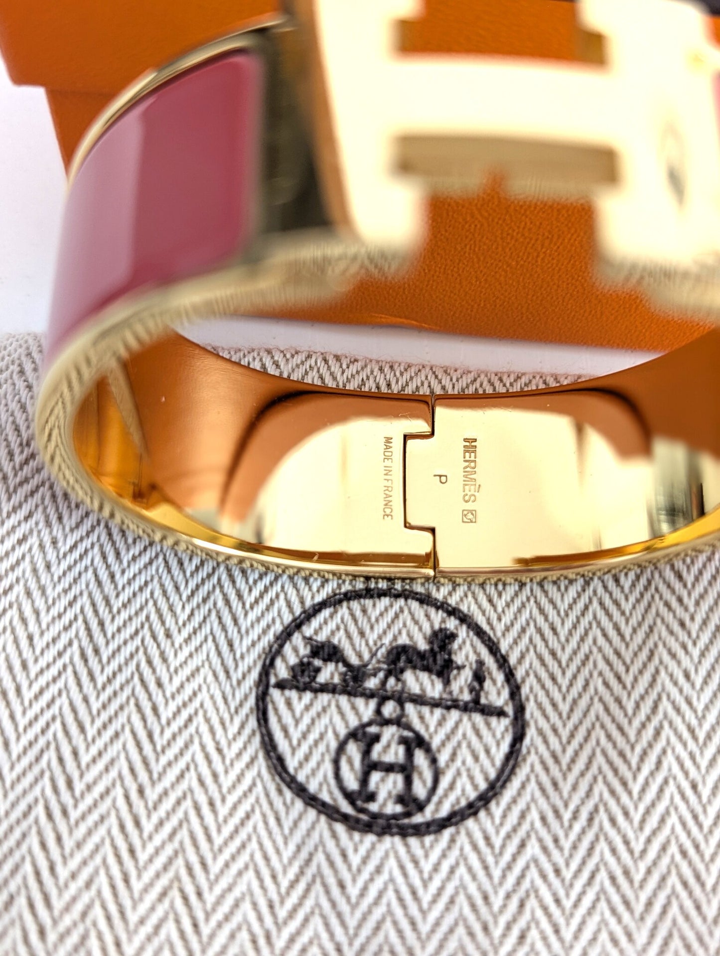 Hermes Clic Clac H bracelet in glacé brown/yellow gold