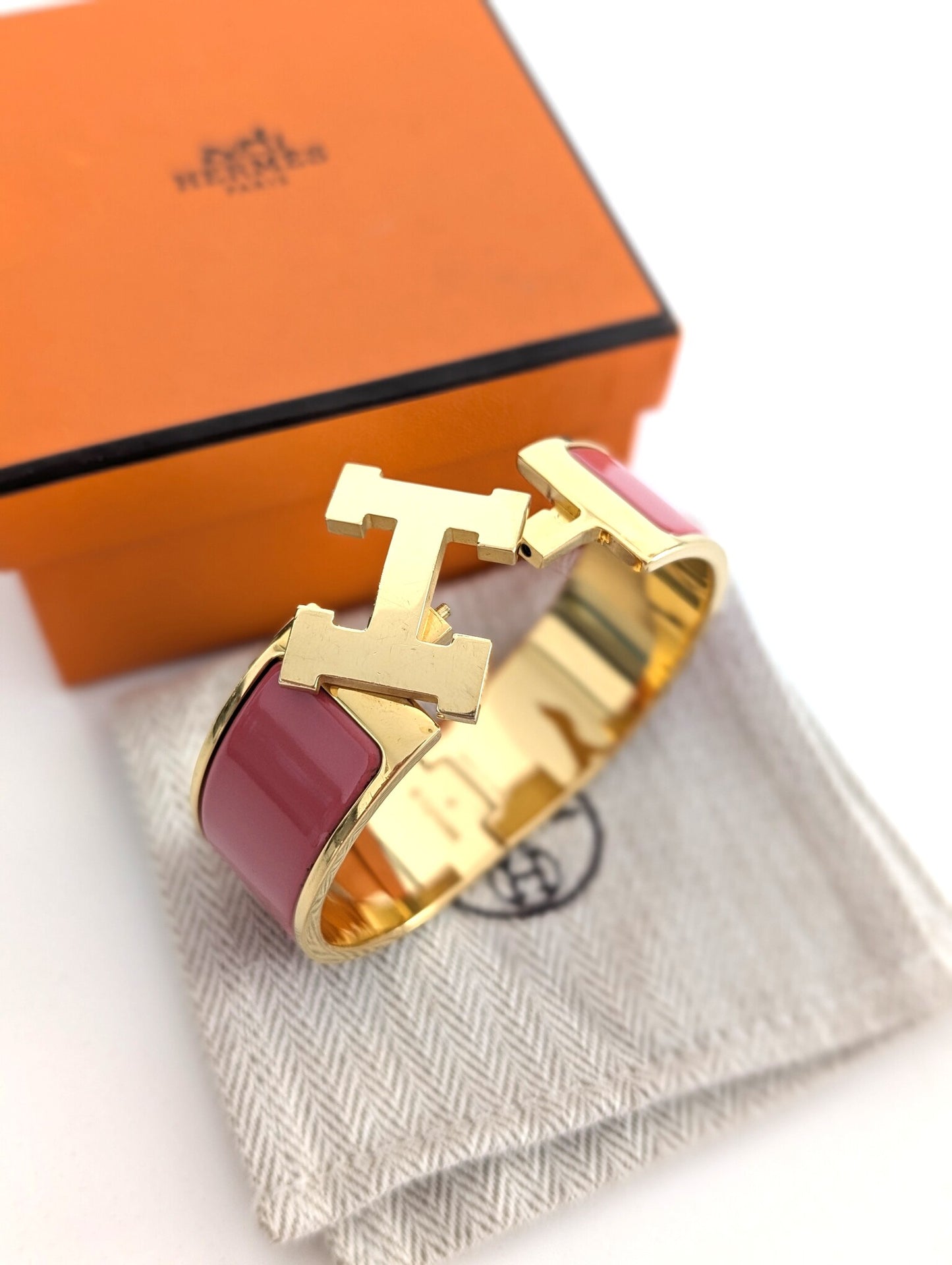 Hermes Clic Clac H bracelet in glacé brown/yellow gold