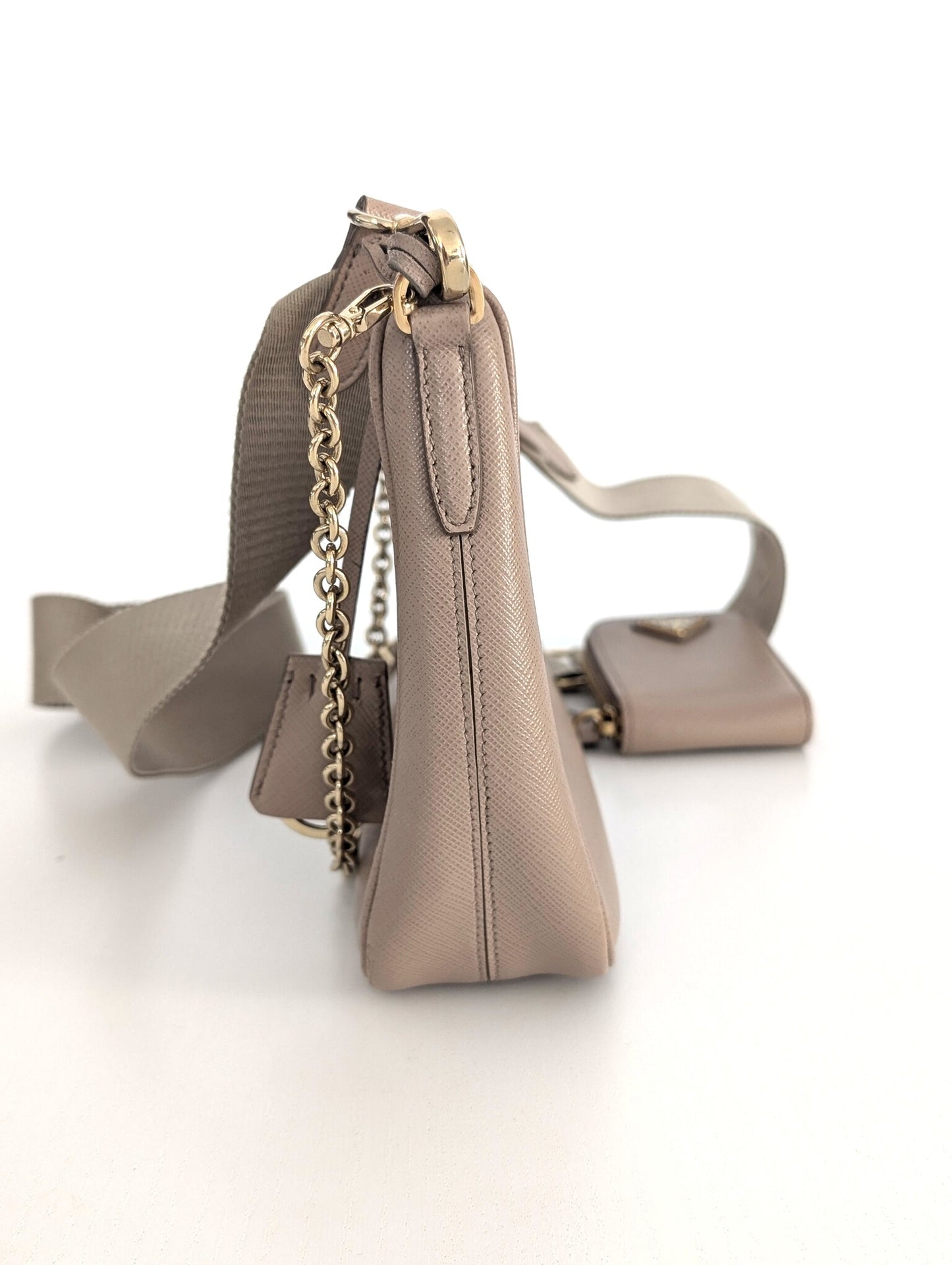 Prada Re-Edition 2005 in Saffiano Cammeo