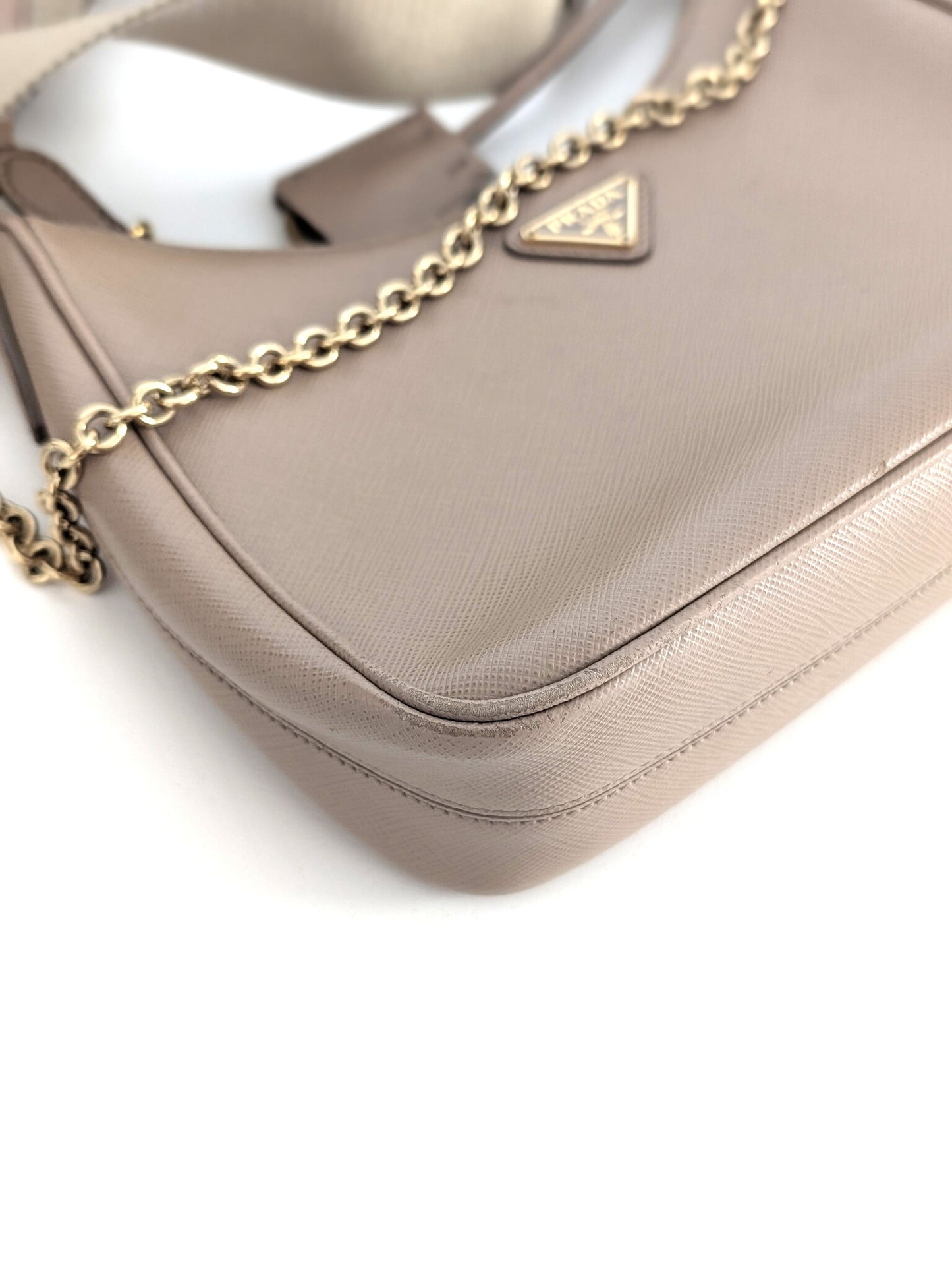 Prada Re-Edition 2005 in Saffiano Cammeo