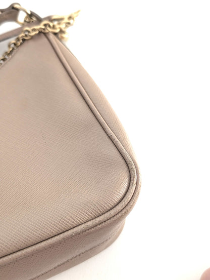 Prada Re-Edition 2005 in Saffiano Cammeo