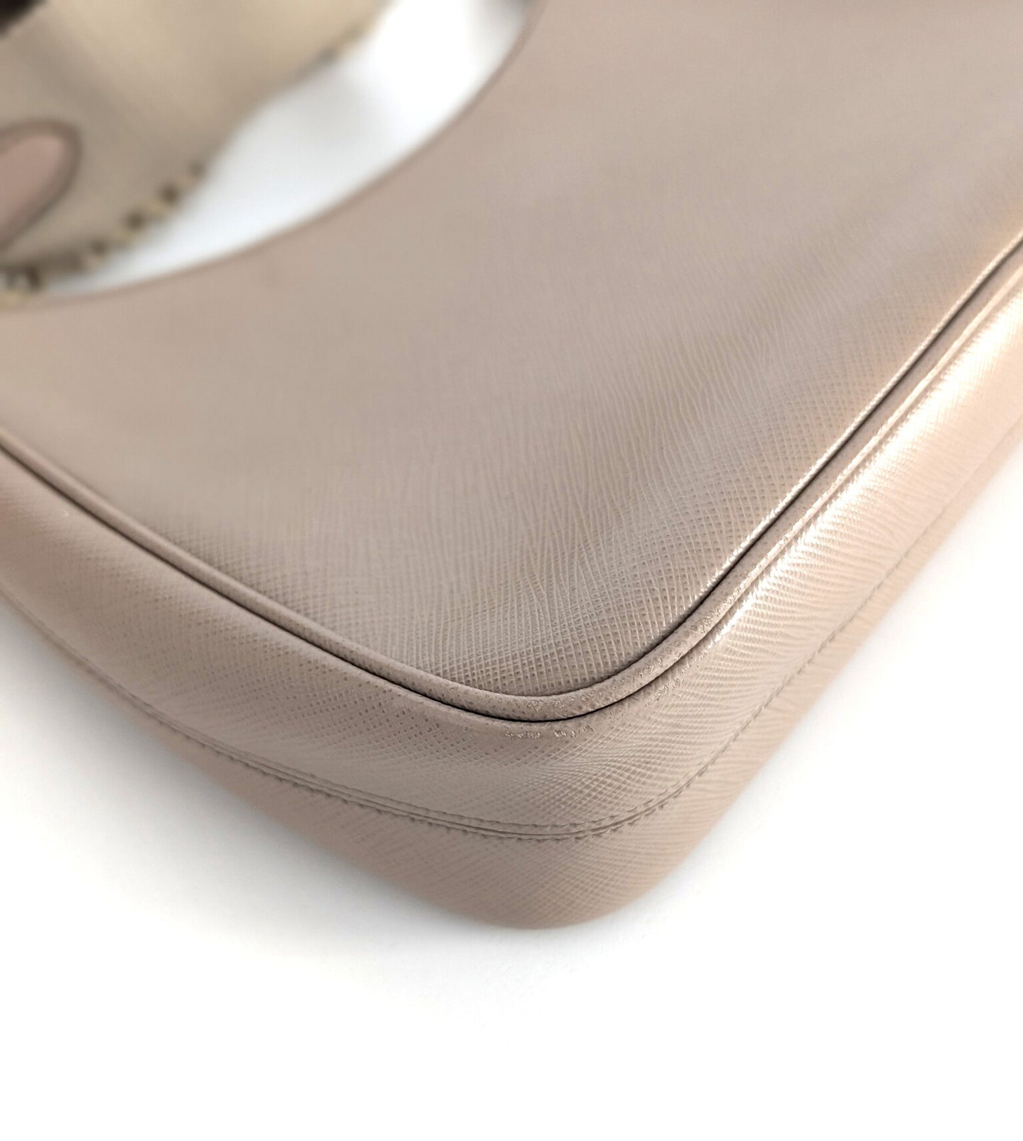 Prada Re-Edition 2005 in Saffiano Cammeo