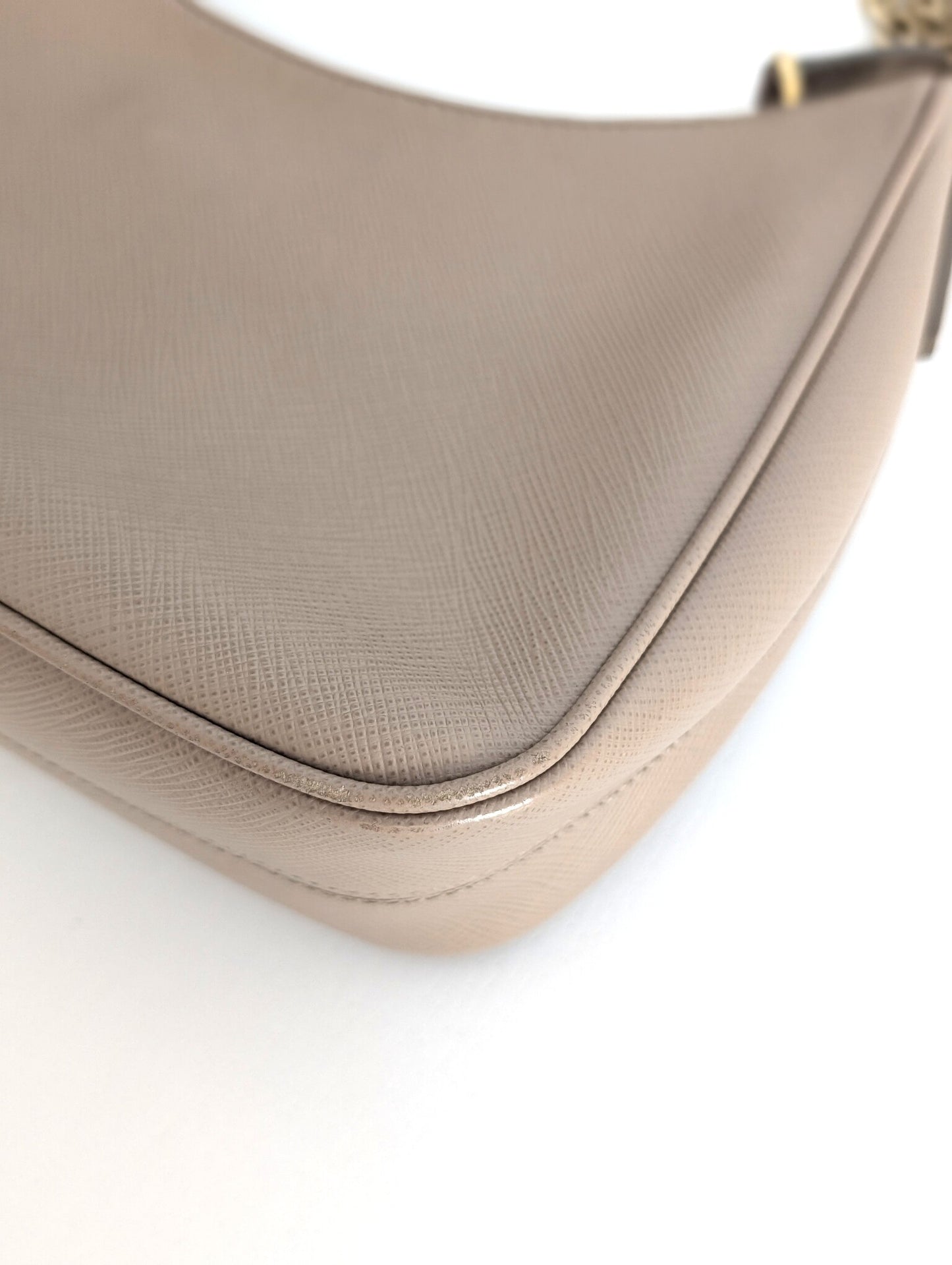 Prada Re-Edition 2005 in Saffiano Cammeo