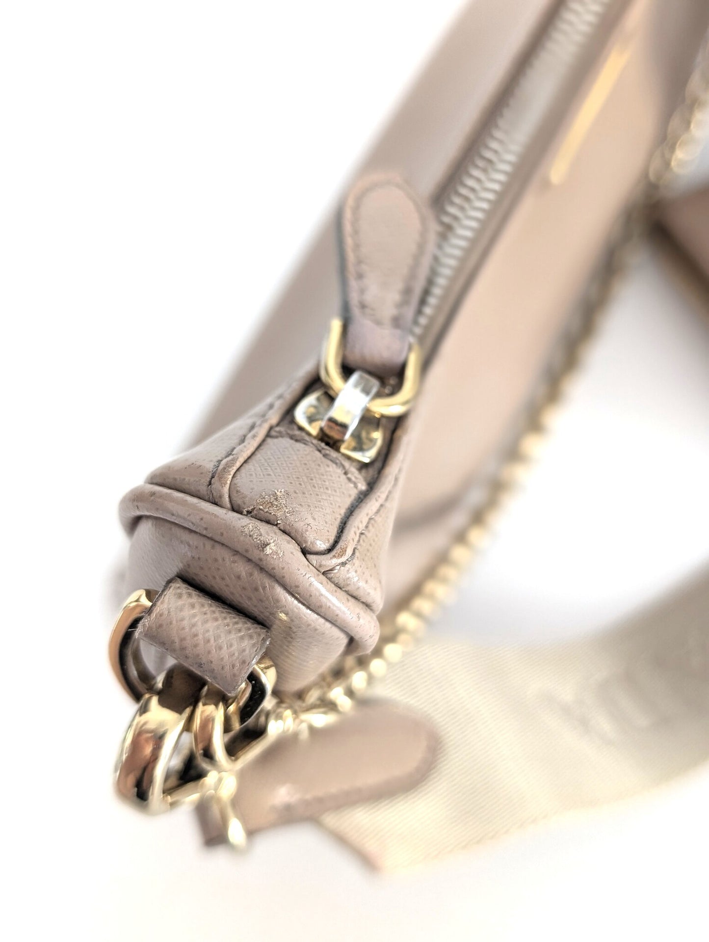 Prada Re-Edition 2005 in Saffiano Cammeo