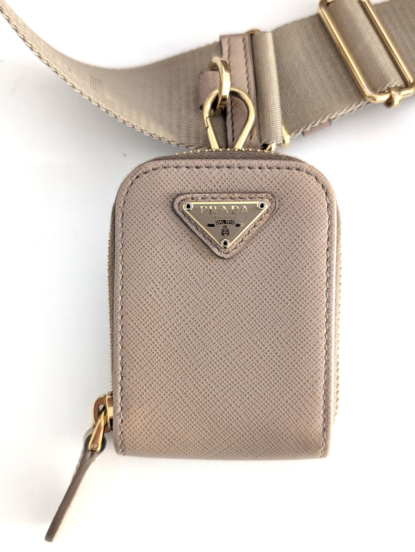 Prada Re-Edition 2005 in Saffiano Cammeo