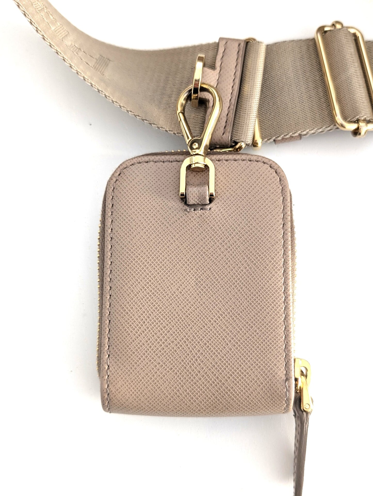 Prada Re-Edition 2005 in Saffiano Cammeo