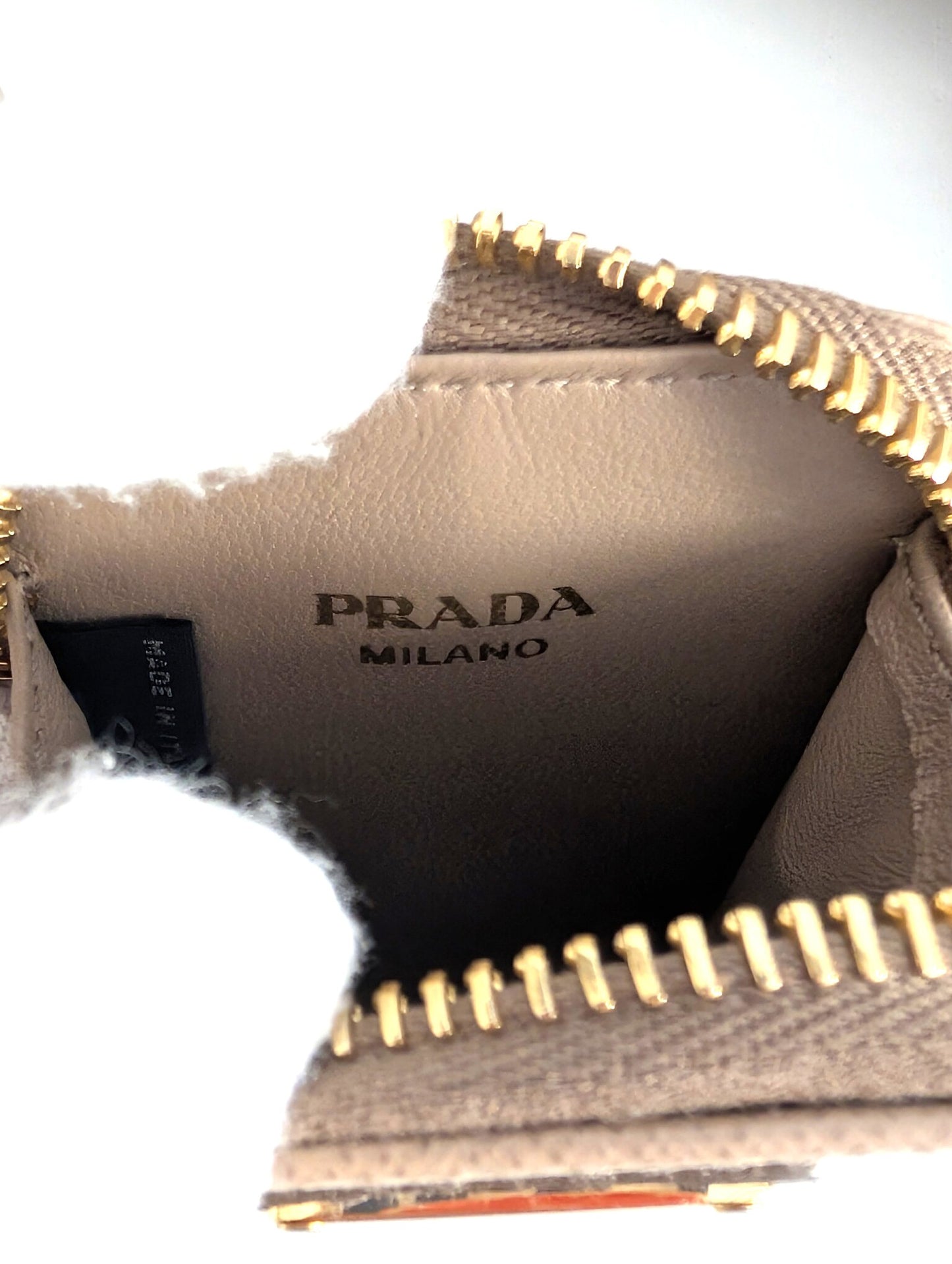 Prada Re-Edition 2005 in Saffiano Cammeo