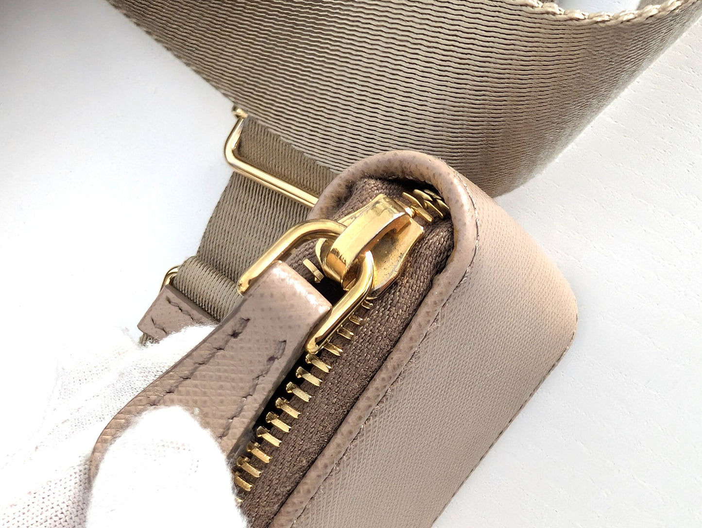 Prada Re-Edition 2005 in Saffiano Cammeo