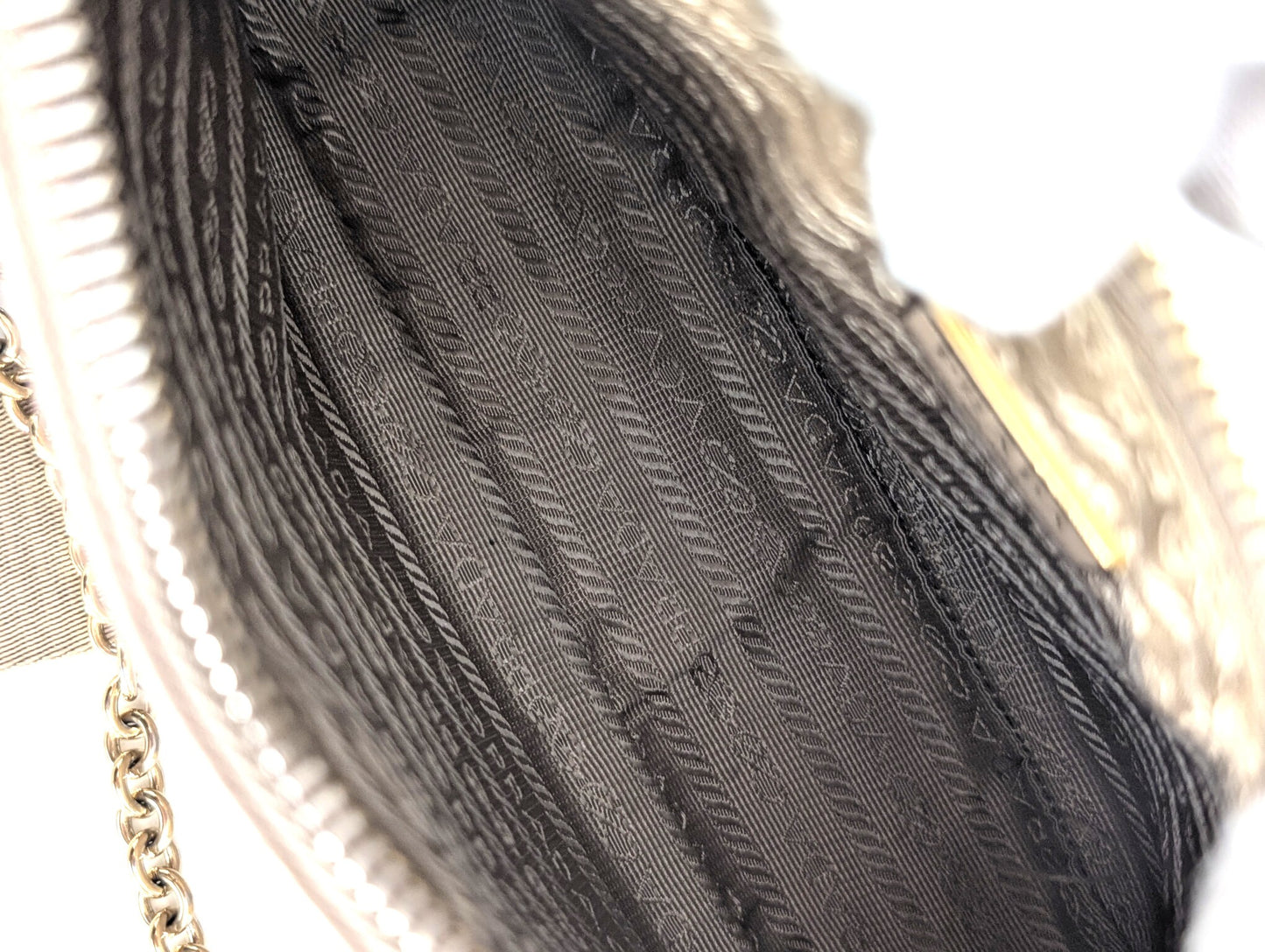 Prada Re-Edition 2005 in Saffiano Cammeo