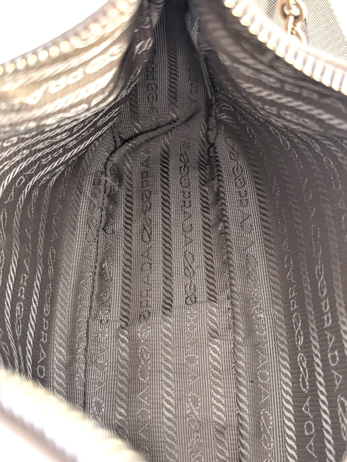 Prada Re-Edition 2005 in Saffiano Cammeo