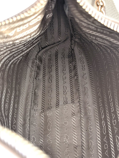 Prada Re-Edition 2005 in Saffiano Cammeo