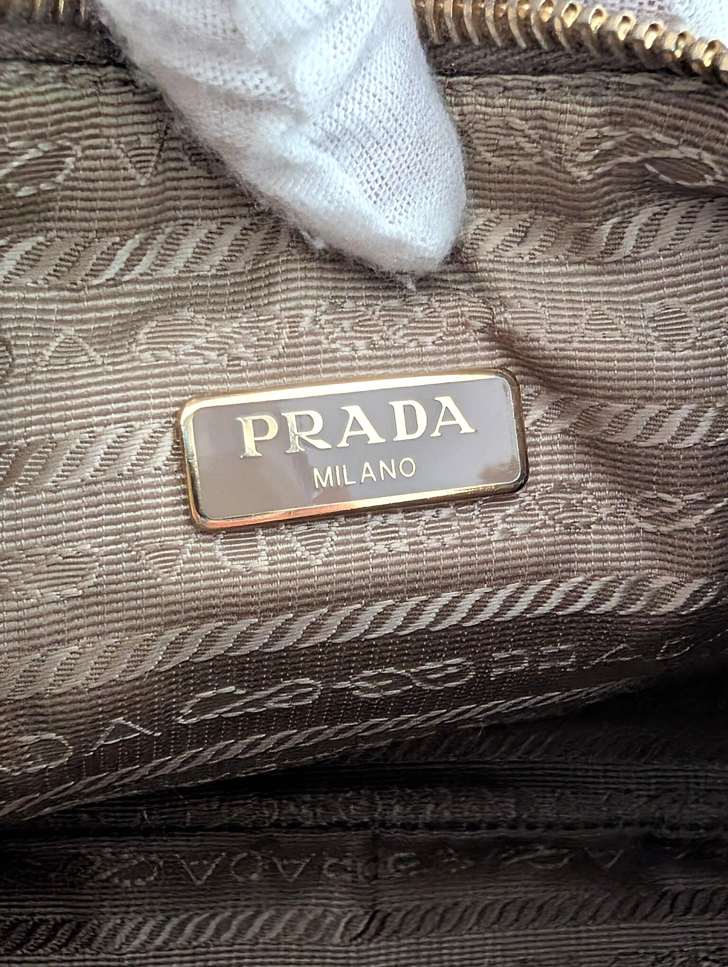 Prada Re-Edition 2005 in Saffiano Cammeo