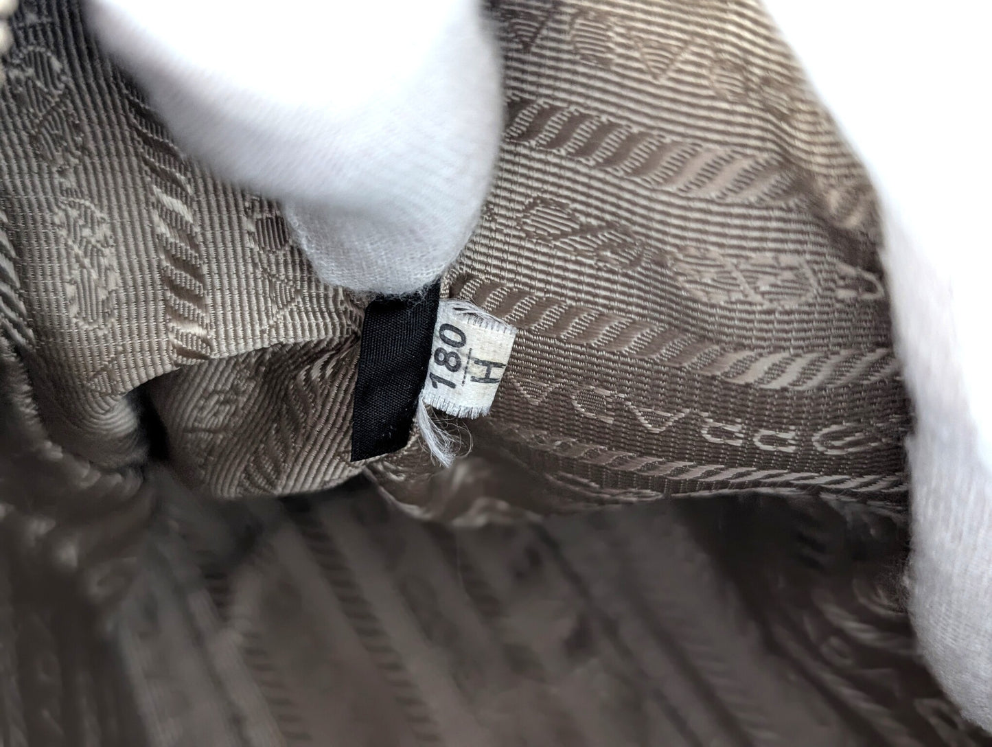 Prada Re-Edition 2005 in Saffiano Cammeo