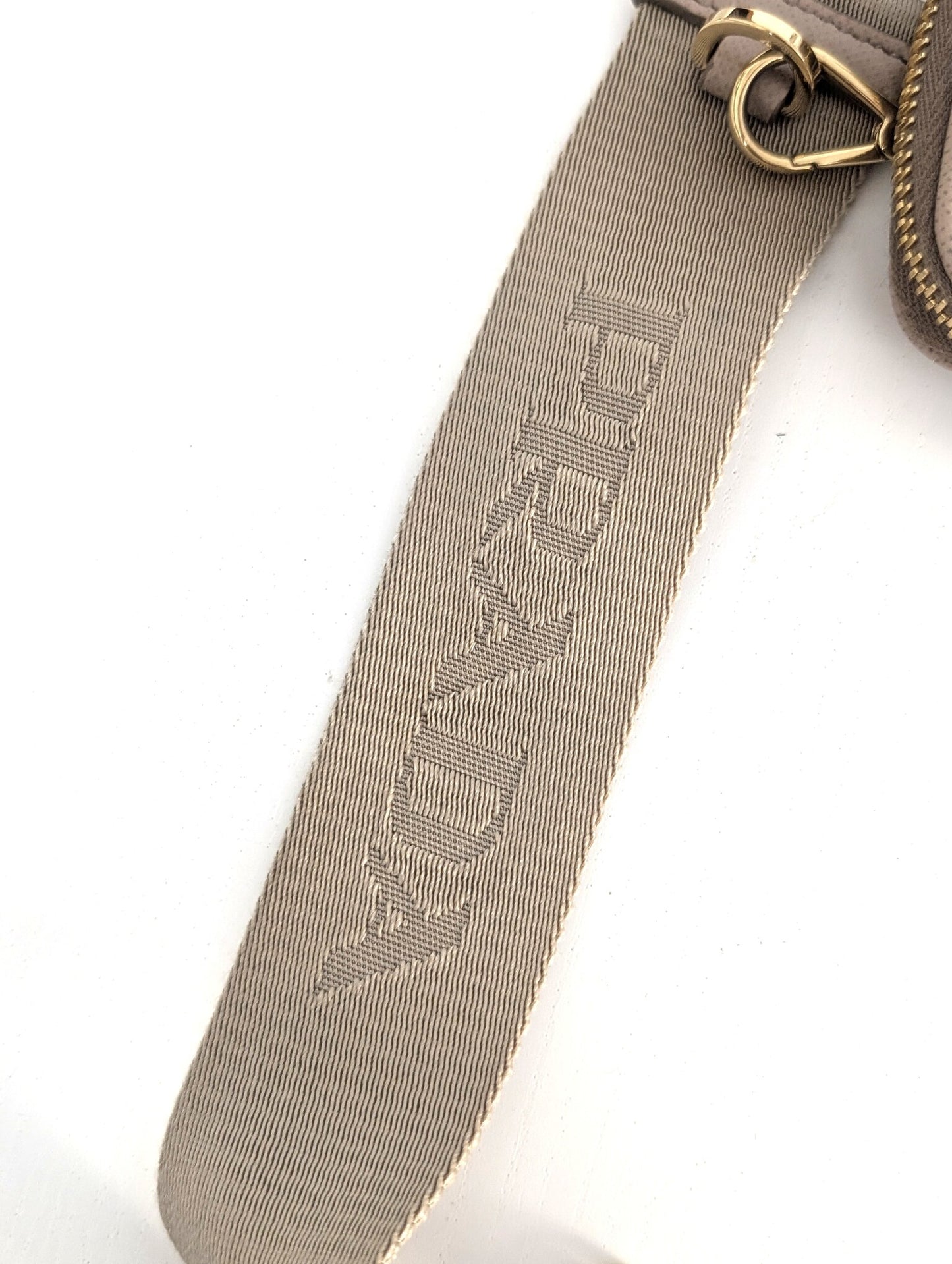 Prada Re-Edition 2005 in Saffiano Cammeo